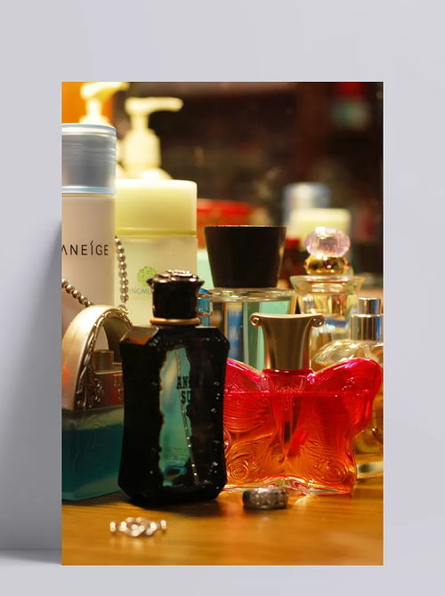 香氛美學與秀發(fā)呵護 從香水瓶設計到專業(yè)護發(fā)產品的視覺敘事